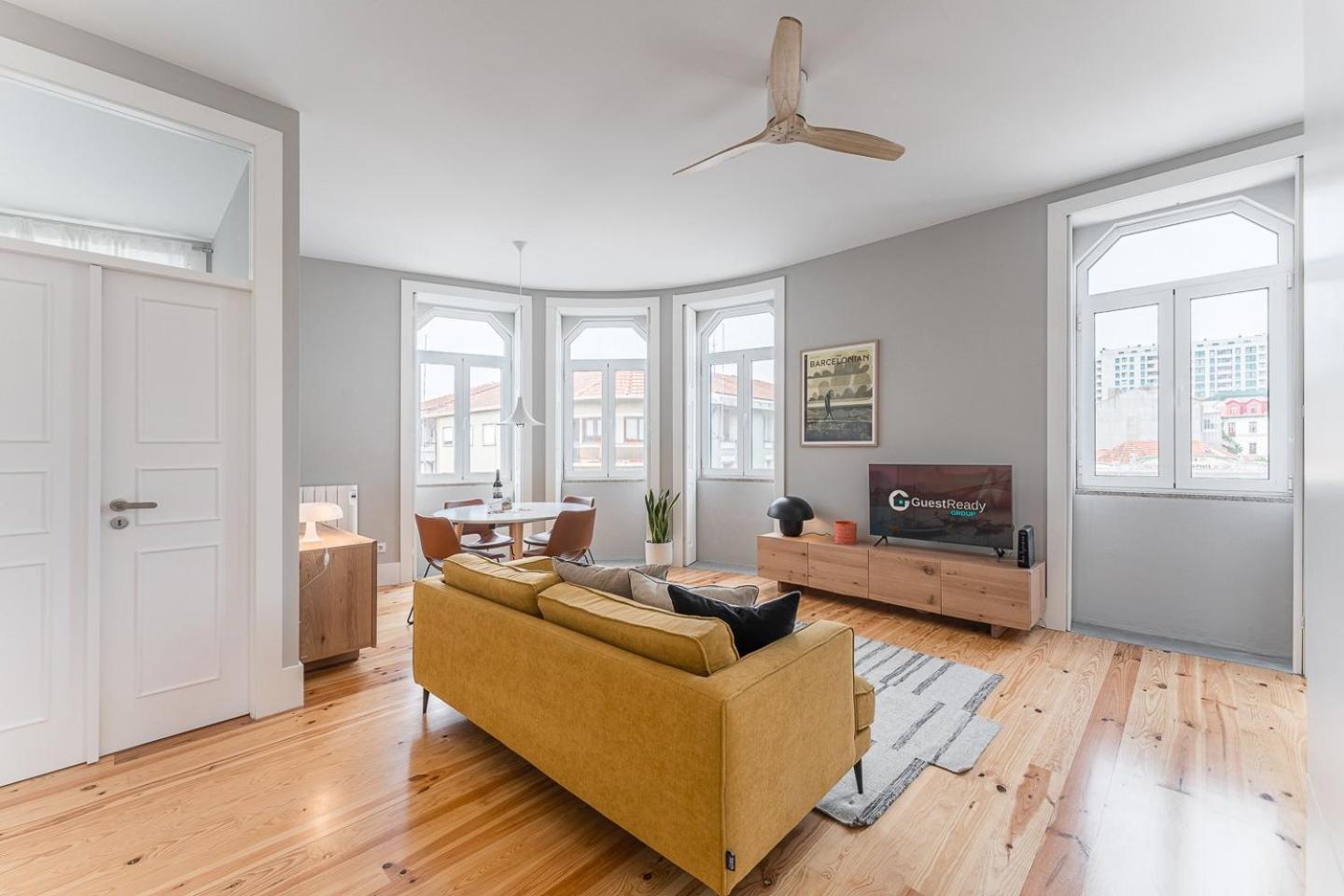 Guestready - Colorful Apt Near Agosto Station Порто Екстериор снимка